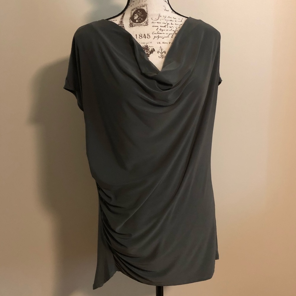 🔴 Vince Camuto figure flattering olive blouse, lg